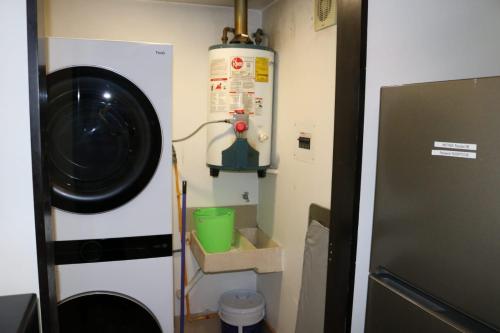 a washer and dryer in a room with a washing machine at Puerta Alameda Suites México in Mexico City