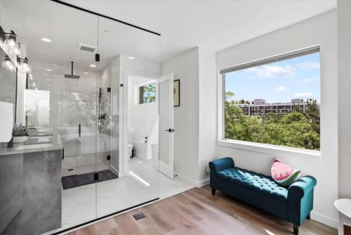 3BR 2.5BA ROOFTOP VIEW GREEN LAKE HIDEAWAY_2