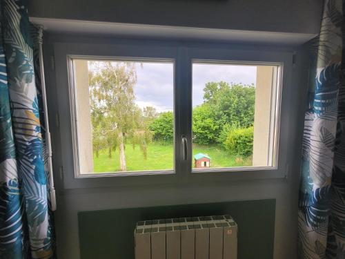 a window with a view of a yard at Kernay, grande maison familiale pour 10 personnes in Lannion