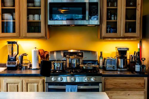 Køkken eller tekøkken på Dwntwn home, Prvt Rooftop and Soaking Tub!