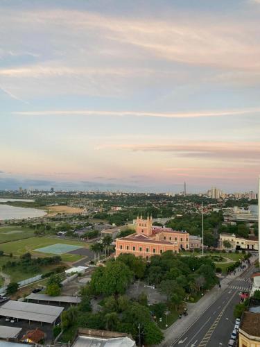 Vistas a una ciudad con un edificio y una calle en Moderno Dpto con Vista a la Bahía de Asunción, en Asunción
