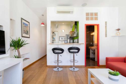 un salon avec deux tabourets noirs dans une cuisine dans l'établissement Apartment in the heart of the Old Port, à Marseille