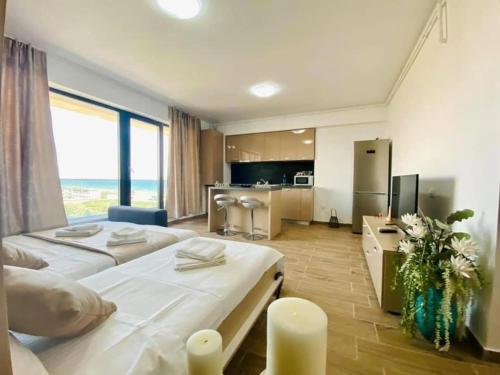 TV a/nebo společenská místnost v ubytování Bliss Apart Hotel Sea View