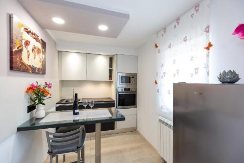 una cocina con una mesa y un refrigerador en Apartment Bonne Vie, en Vižinada