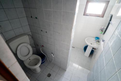 małą łazienkę z toaletą i umywalką w obiekcie Natural Zogaj w Szkodrze