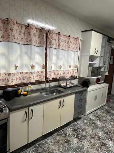 a kitchen with a sink and a window at PA 432 Linda Casa na Penha Próximo Metro Shopping Facil Acesso Guarulhos e Arena Corinthians in Sao Paulo