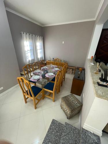 a dining room with a table and some chairs at PA 432 Linda Casa na Penha Próximo Metro Shopping Facil Acesso Guarulhos e Arena Corinthians in Sao Paulo