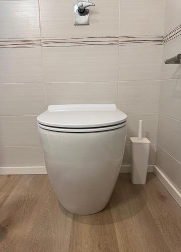 a bathroom with a white toilet in a room at Appartamento Felice in Milo