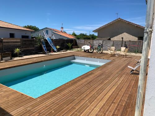 - une piscine sur une terrasse en bois dans l'établissement Sewa surf House 10min de Capbreton Hossegor, à Bénesse-Maremne