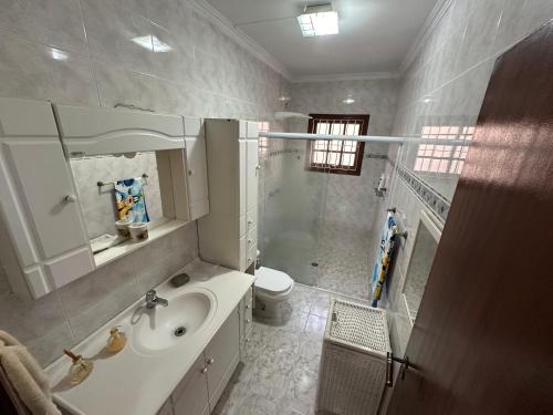a bathroom with a sink and a toilet at PA 432 Linda Casa na Penha Próximo Metro Shopping Facil Acesso Guarulhos e Arena Corinthians in Sao Paulo