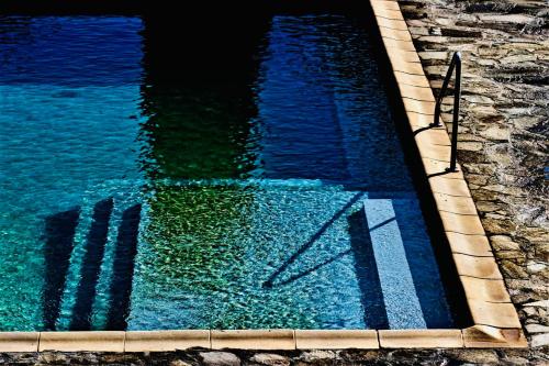 - une piscine d'eau bleue dans l'établissement Maisonnette en plein maquis vue splendide à 5 min du centre et de la plage, à Calvi