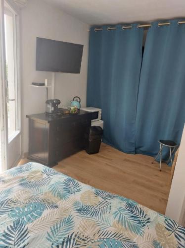 une chambre avec un lit et un rideau bleu dans l'établissement Chambre indépendante avec terrasse privative, à Le Revest-le-Eaux