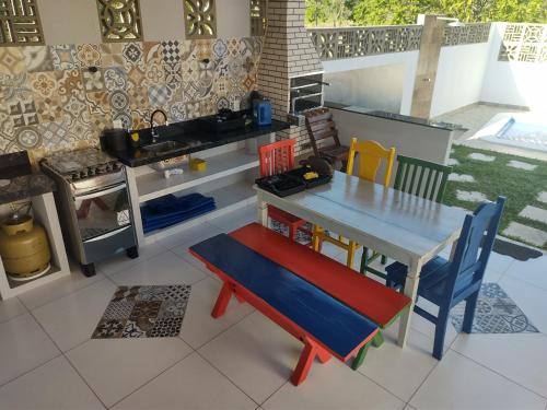 a model of a kitchen with a table and chairs at Residencial Olinda de Boipeba in Ilha de Boipeba