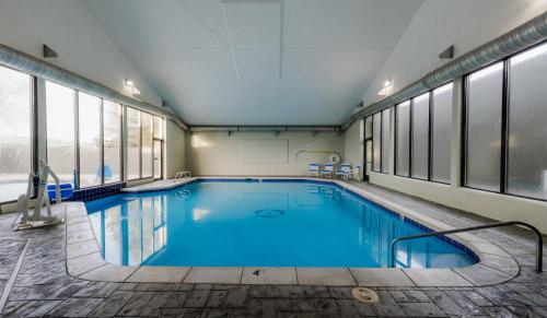 Piscina di La Quinta Inn & Suites by Wyndham Fort Collins, Colorado o nelle vicinanze