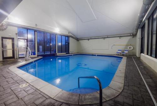 Piscina di La Quinta Inn & Suites by Wyndham Fort Collins, Colorado o nelle vicinanze