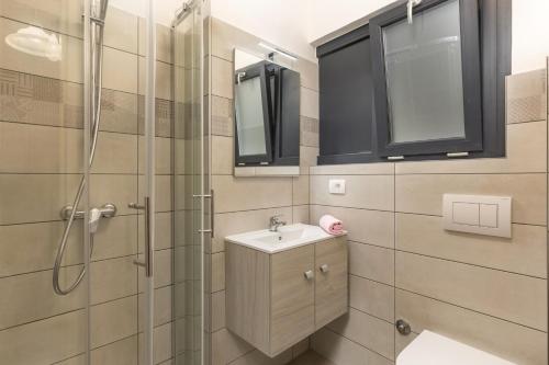un baño con lavabo y ducha en House Argeo, en Mošćenička Draga