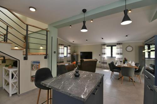 eine Küche und ein Wohnzimmer mit Tisch und Stühlen in der Unterkunft Villa Vala in Marčana