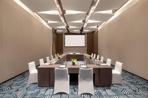 Бизнес-центр и/или конференц-зал в Holiday Inn & Suites Sanya Yalong Bay