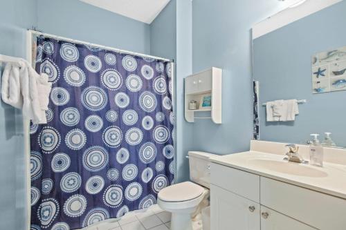A bathroom at Coastal Calm Retreat
