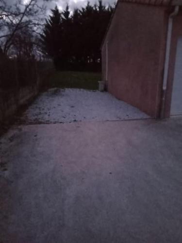 un parking vide à côté d'un bâtiment dans l'établissement Chambre d'hôte entré indépendante tout équipé, à Graulhet