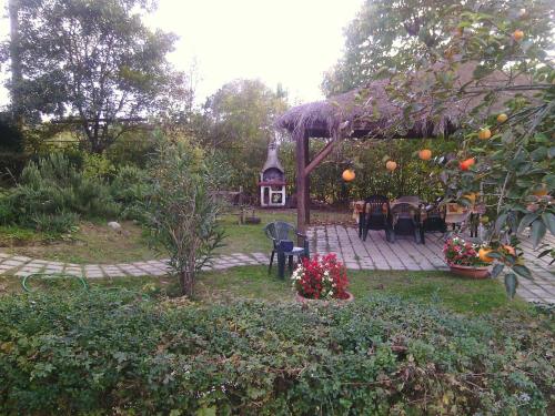 a garden with a gazebo and a table and chairs at Artisti Del Cavallo Tourism in Foiano della Chiana