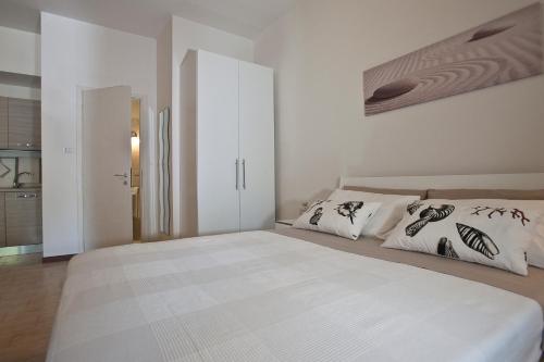 a bedroom with a large white bed with two pillows at Casavacanze Castelli di Sabbia in Porto SantʼElpidio