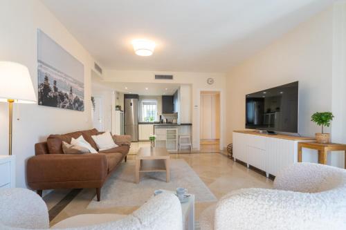 Elegant Marbella Apartment, 5-Pool Oasis, Sunlit Terrace, Garage