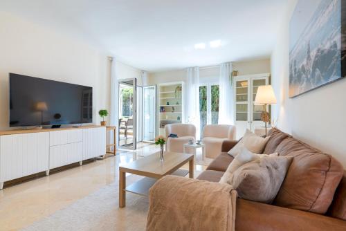 Elegant Marbella Apartment, 5-Pool Oasis, Sunlit Terrace, Garage