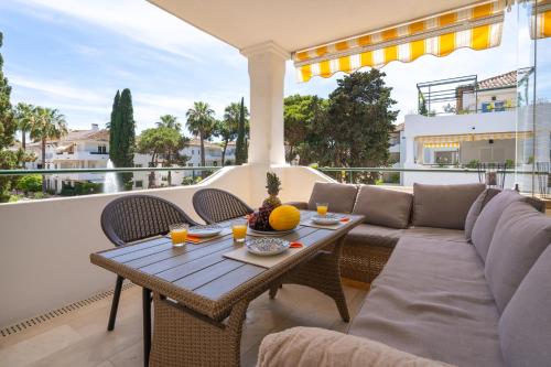 Elegant Marbella Apartment, 5-Pool Oasis, Sunlit Terrace, Garage