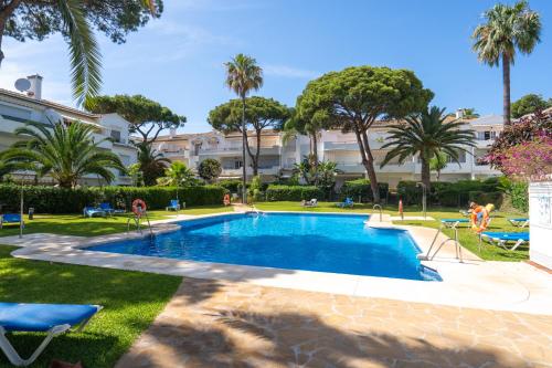 Elegant Marbella Apartment, 5-Pool Oasis, Sunlit Terrace, Garage