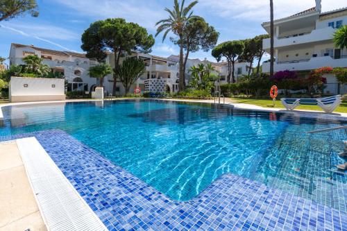 Elegant Marbella Apartment, 5-Pool Oasis, Sunlit Terrace, Garage