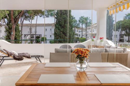 Elegant Marbella Apartment, 5-Pool Oasis, Sunlit Terrace, Garage