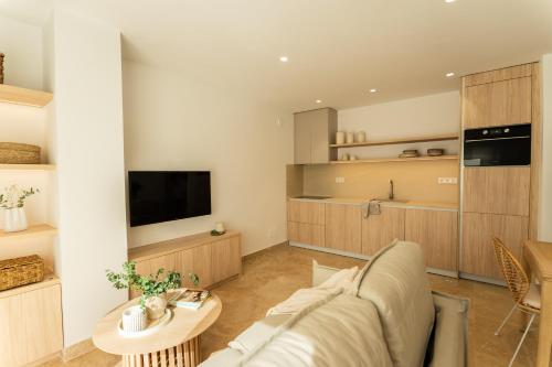 una sala de estar con un sofá y una mesa en VERA SUN LUXURY new!!! 137 en Vera Coast, en Vera