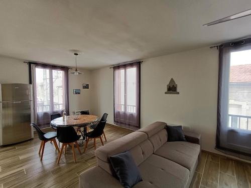 un salon avec un canapé et une table dans l'établissement La Belle Aude Climatisé, à Carcassonne