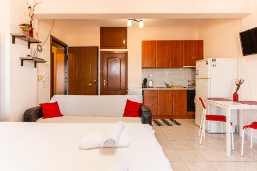 Una cocina y una sala de estar con un sofá y una mesa. en Papi's Free Parking Apartments 2 - Studio, en Alexandroupoli