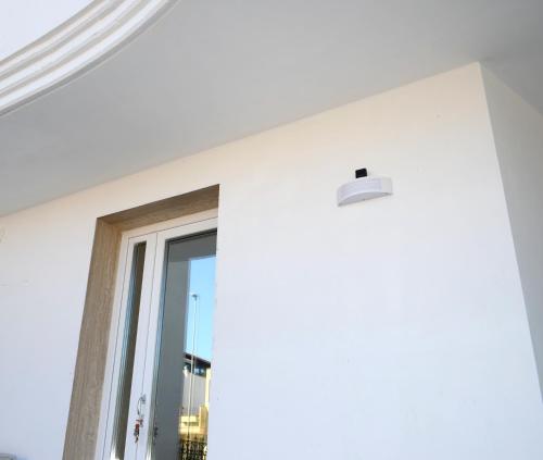 a room with a window and a white wall at Monolocale Casa Palma in Nardò