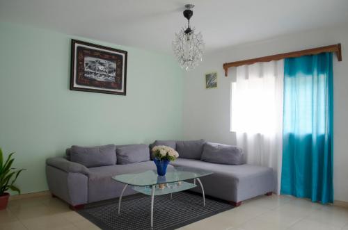a living room with a couch and a glass table at Hotel las Nina in Paraíso