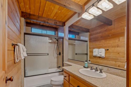Ένα μπάνιο στο 3BR with Sauna & Lake Views, 2 miles to Beach