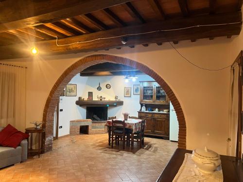 a kitchen and living room with an archway and a table at casa giusti in Fucecchio