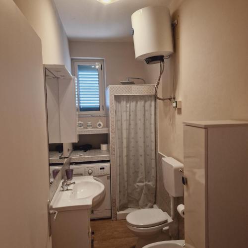 a small bathroom with a toilet and a sink at Casa Geloso in Ustica
