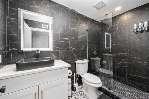 Un baño de Comfortable 2BR Apt in Vibrant Houston Heights