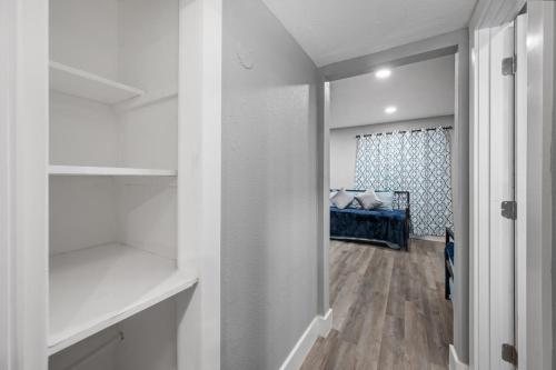 Una cama o camas en una habitación de Comfortable 2BR Apt in Vibrant Houston Heights