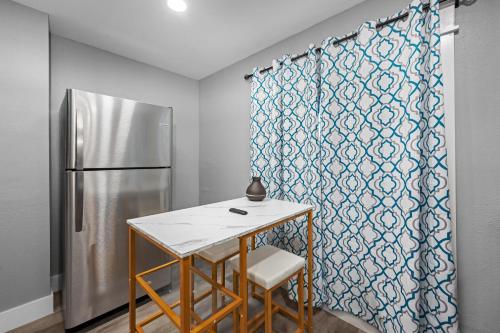 Una cocina o cocineta en Comfortable 2BR Apt in Vibrant Houston Heights