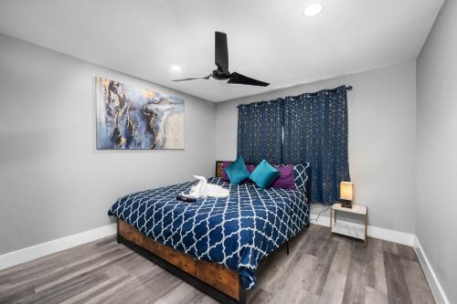Una cama o camas en una habitación de Comfortable 2BR Apt in Vibrant Houston Heights