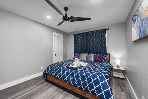 Una cama o camas en una habitación de Comfortable 2BR Apt in Vibrant Houston Heights
