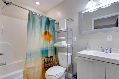 Un baño de Dog-Friendly Pensacola Duplex about 7 Mi to Downtown