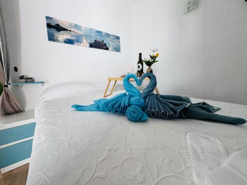 En eller flere senge i et værelse på Blue Paradise Apartment