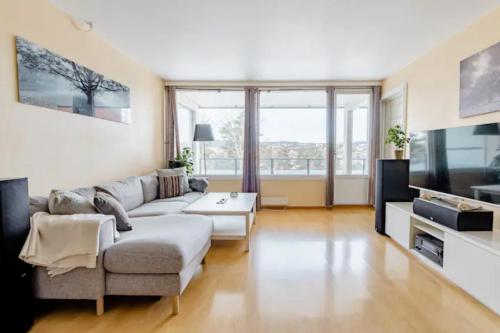 Μια τηλεόραση ή/και κέντρο ψυχαγωγίας στο Calm and tidy room in apartment, 14min train ride to city center