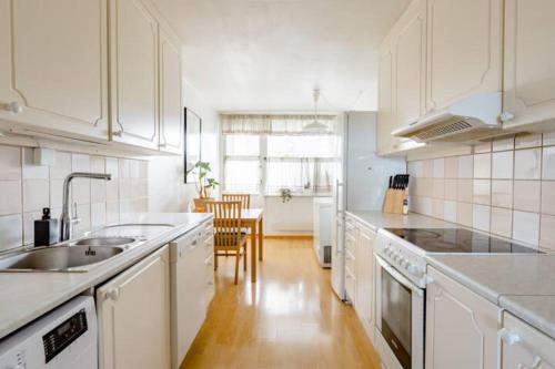 Η κουζίνα ή μικρή κουζίνα στο Calm and tidy room in apartment, 14min train ride to city center