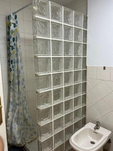 ein Badezimmer mit Toilette und Waschbecken in der Unterkunft Apartamento Aguadulce Playa in Aguadulce